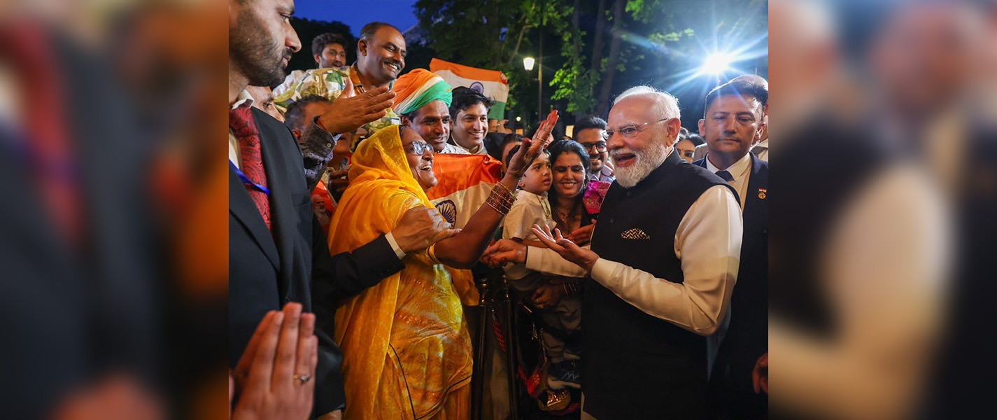 PM Narendra Modi received a warm welcome by the Indian Diaspora upon his arrival in Paris.