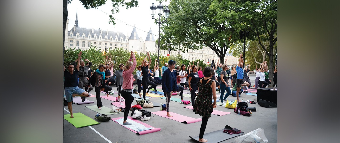The Swami Vivekananda Cultural Centre, Paris, organised a morning yoga session at Place du Châtelet, in collaboration with Théâtre de la Ville.