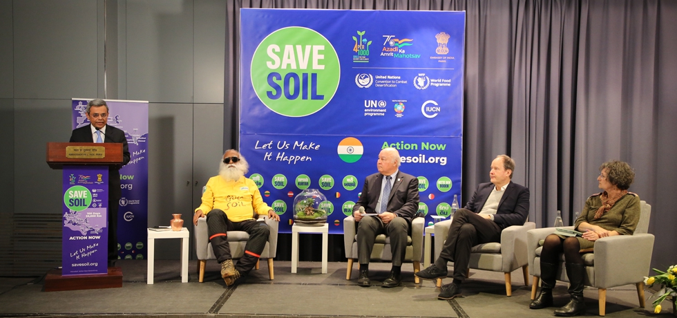 Sadhguru visited Paris as part of the Save the Soil initiative.  A riveting French crowd at the public event.